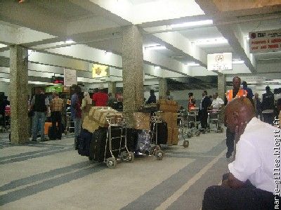 Arrivée à l'aéroport international d'Angola " 2 tapis"